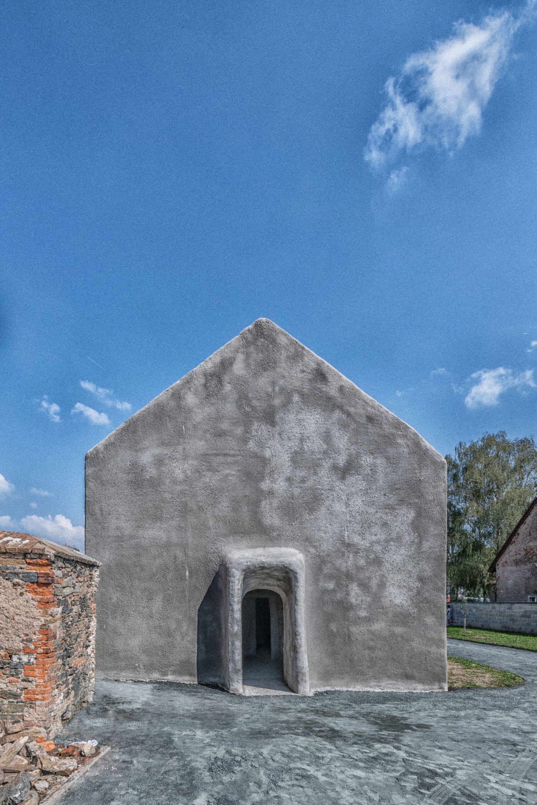 Vstup do pamätníka architekti situovali v osi lunety renesančnej klenby, na mieste pôvodnej niky.