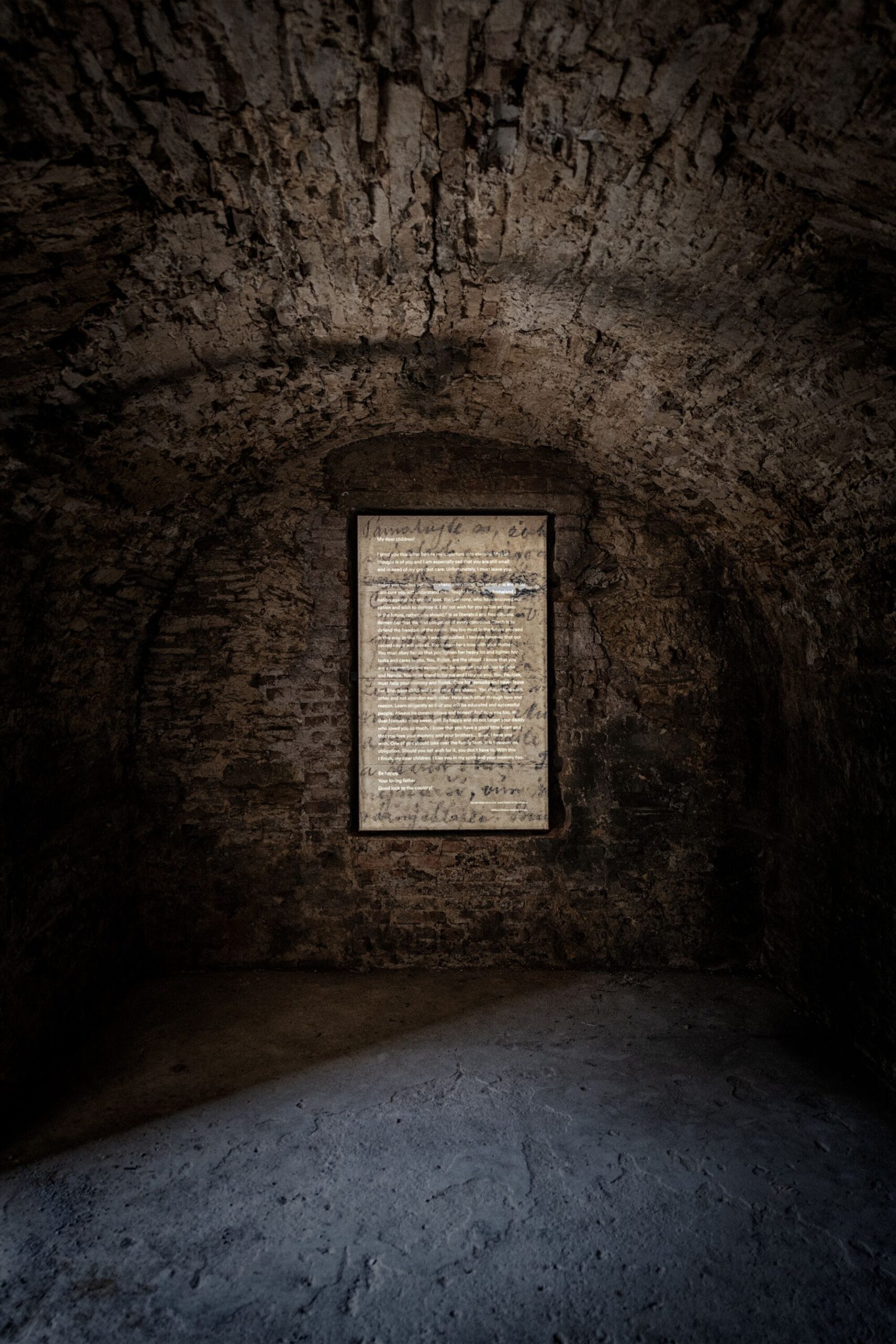 V temnej vstupnej miestnosti nájdeme v dvoch protiľahlých nikách text listu pre rodinu, ktorý písal Jozef Mašín vo väzení. 