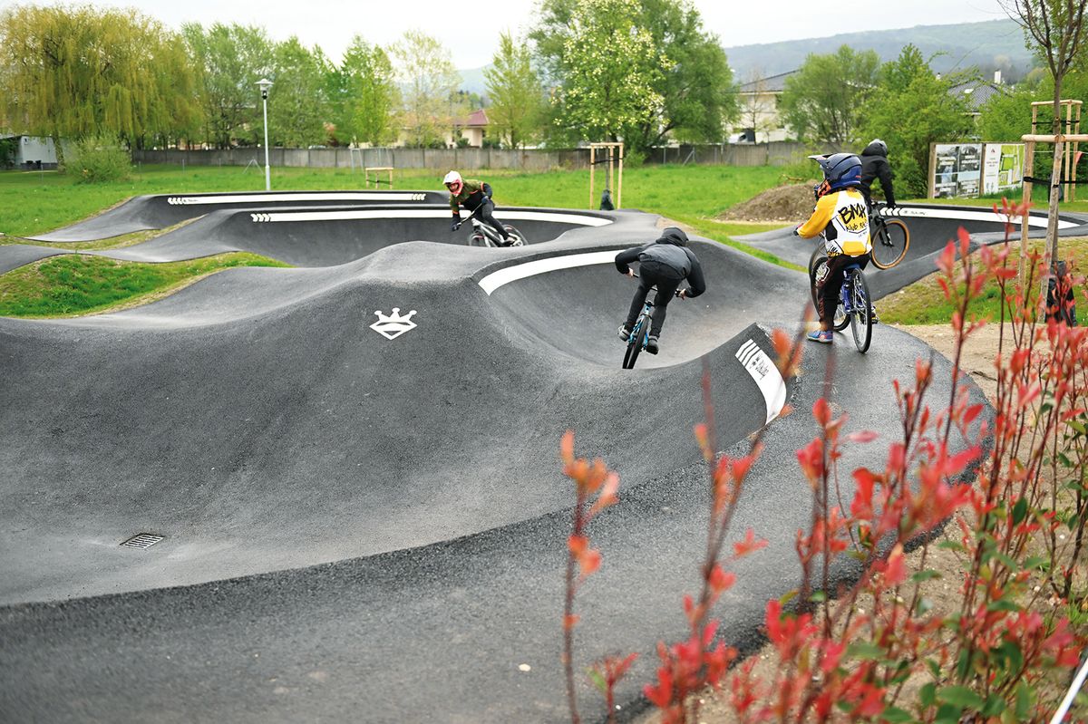 Aj na pumptrackové ihrisko v športovom areáli Krče dala bratislavská mestská časť Záhorská Bystrica peniaze z poplatku za rozvoj.