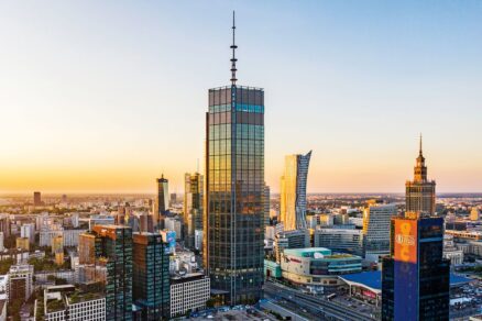 Varso Place zahŕňa kancelárie, hotel, inovatívny hub a maloobchodné priestory v blízkosti hlavnej varšavskej stanice. Varo Tower má s anténou 310 m a je najvyššou budovou v EÚ.