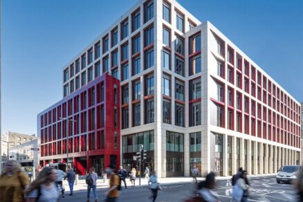 Budova Bloom Clerkenwell bola dokončená v roku 2021 a nachádza sa v srdci kreatívnej časti Clerkenwell v Londýne.
