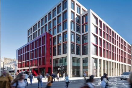 Budova Bloom Clerkenwell bola dokončená v roku 2021 a nachádza sa v srdci kreatívnej časti Clerkenwell v Londýne.