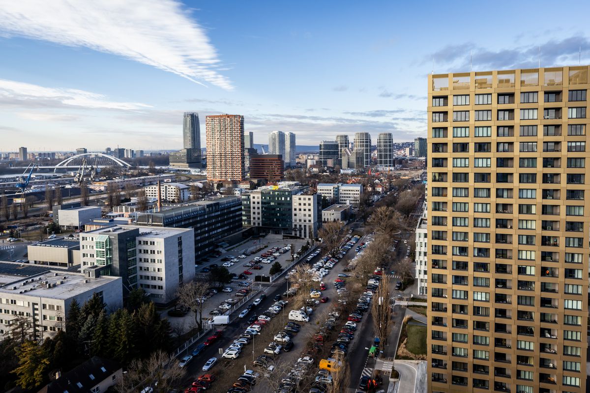 Zóna Mlynské nivy susedí s moderným downtownom v Bratislave.  