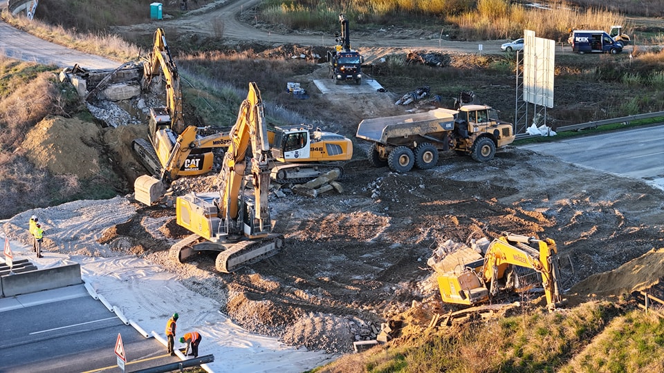 Proces demolácie mosta ponad diaľnicu D1