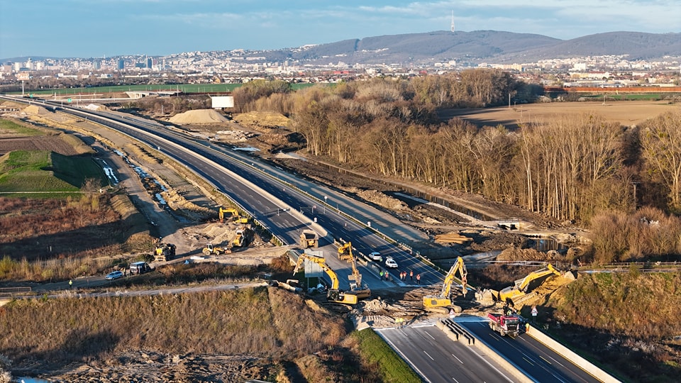 Proces demolácie mosta ponad diaľnicu D1