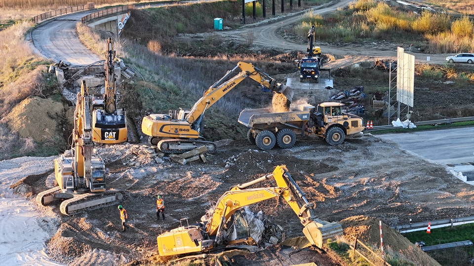 Proces demolácie mosta ponad diaľnicu D1