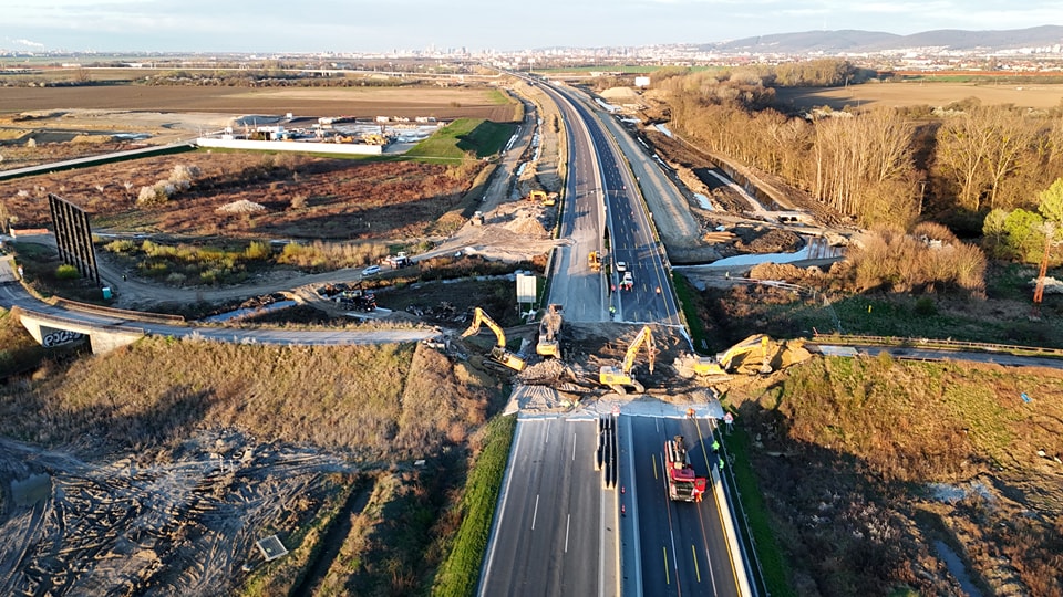 Proces demolácie mosta ponad diaľnicu D1