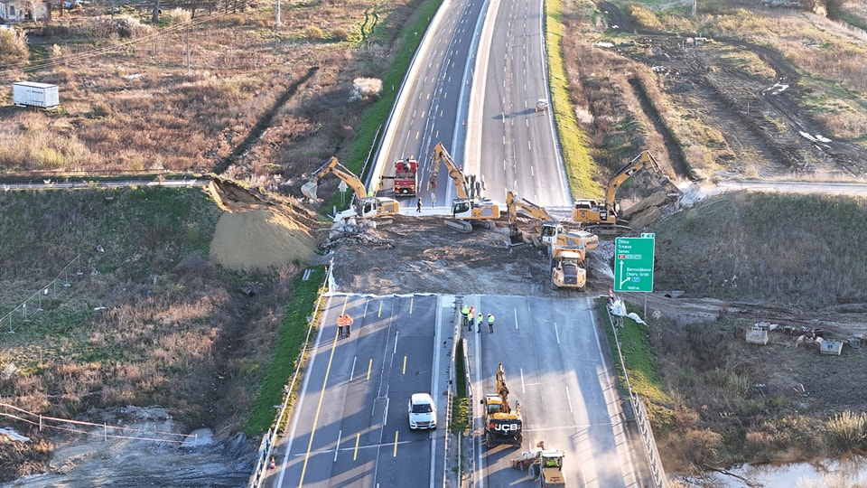 Proces demolácie mosta ponad diaľnicu D1