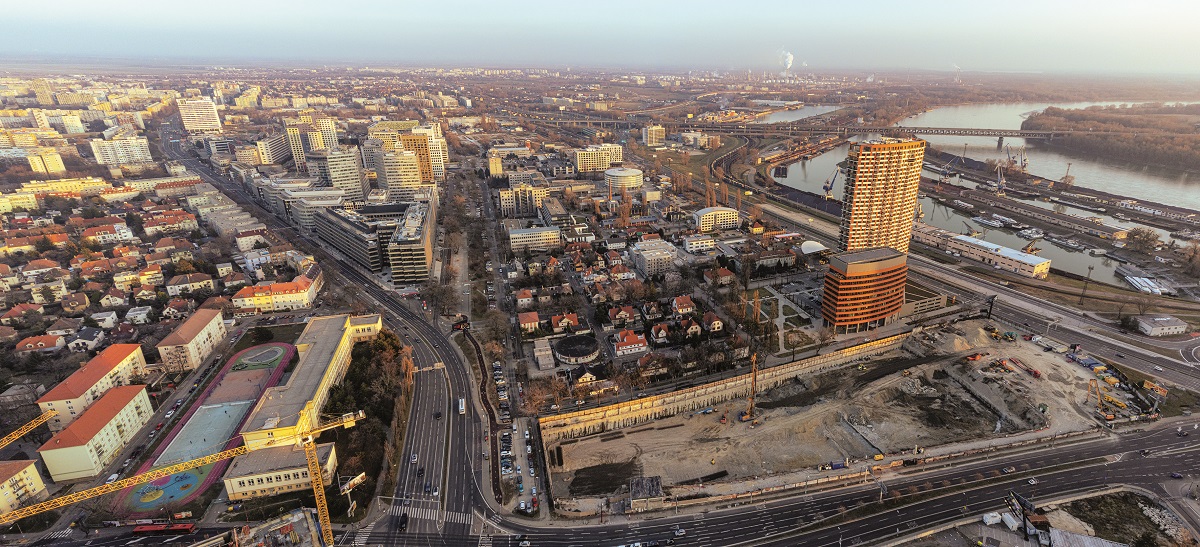 Začiatok zóny Mlynské nivy zo strany centra mesta. V popredí pozemok, na ktorom bude stáť projekt Downtown Yards od JTRE, za ním Klingerka od toho istého developera. Bulvár Mlynské nivy od Prístavnej ulice oddeľuje administratíva Apollo Nivy od HB Reavis. Časť zóny medzi Prístavnou a Mlynskými nivami je pomerne husto zastavaná najmä administratívnymi budovami, ktoré tu začali vznikať koncom minulého storočia.