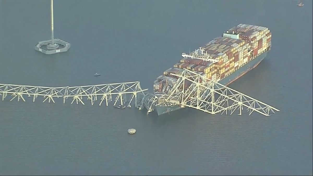 V Baltimore sa zrútil cestný most po náraze nákladnej lode do piliera