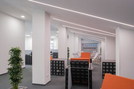 Interiér novej študentskej zóny DYNAMIK na Stavebnej fakulte STU v Bratislave.