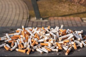 V priemyselných parkoch zberajú cigaretové ohorky. Tie potom skončia v špeciálnom asfalte