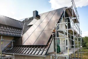 Fotovoltických panelov na strechách domov pribúda. Ich návratnosť však nie je taká rýchla