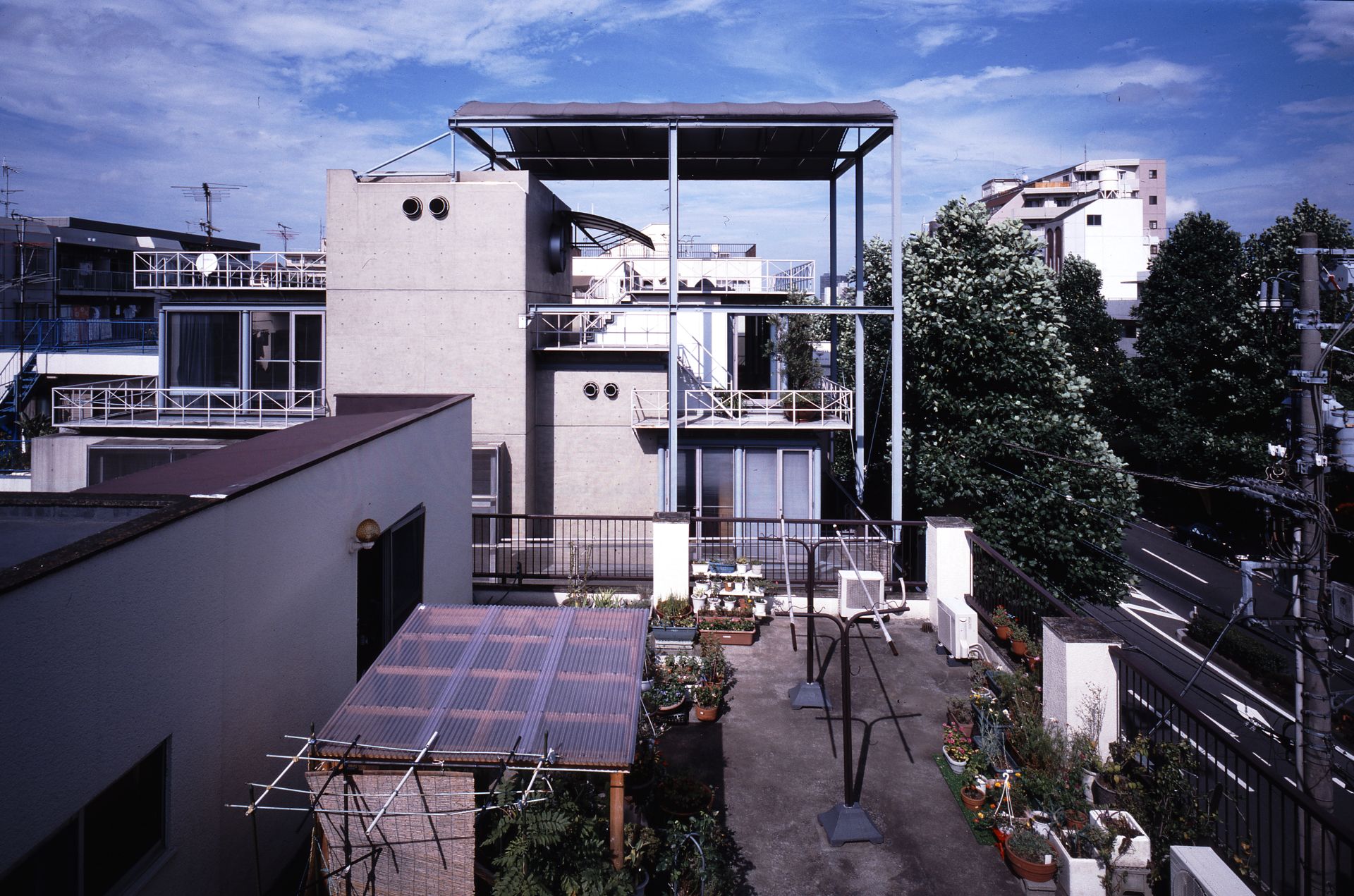 V roku 1986 dokončil Yamamoto v Jokohame svoj vlastný dom s názvom GAZEBO. 