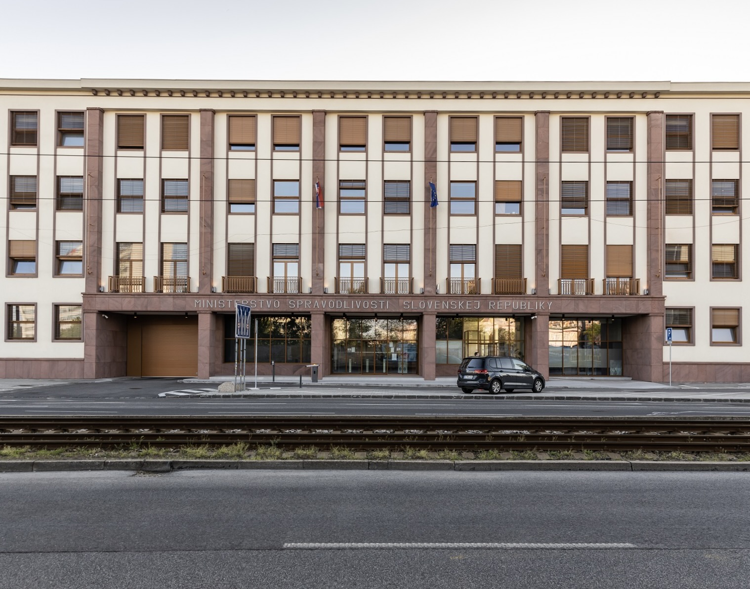 Budova Ministerstva spravodlivosti Slovenskej republiky hneď vedľa Výskumného ústavu Zváračského na Račianskej ulici