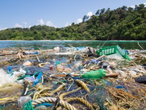 Načo vyrábať plasty, keď je ich v moriach dosť? Česká firma recykluje plastový odpad z Indického oceánu