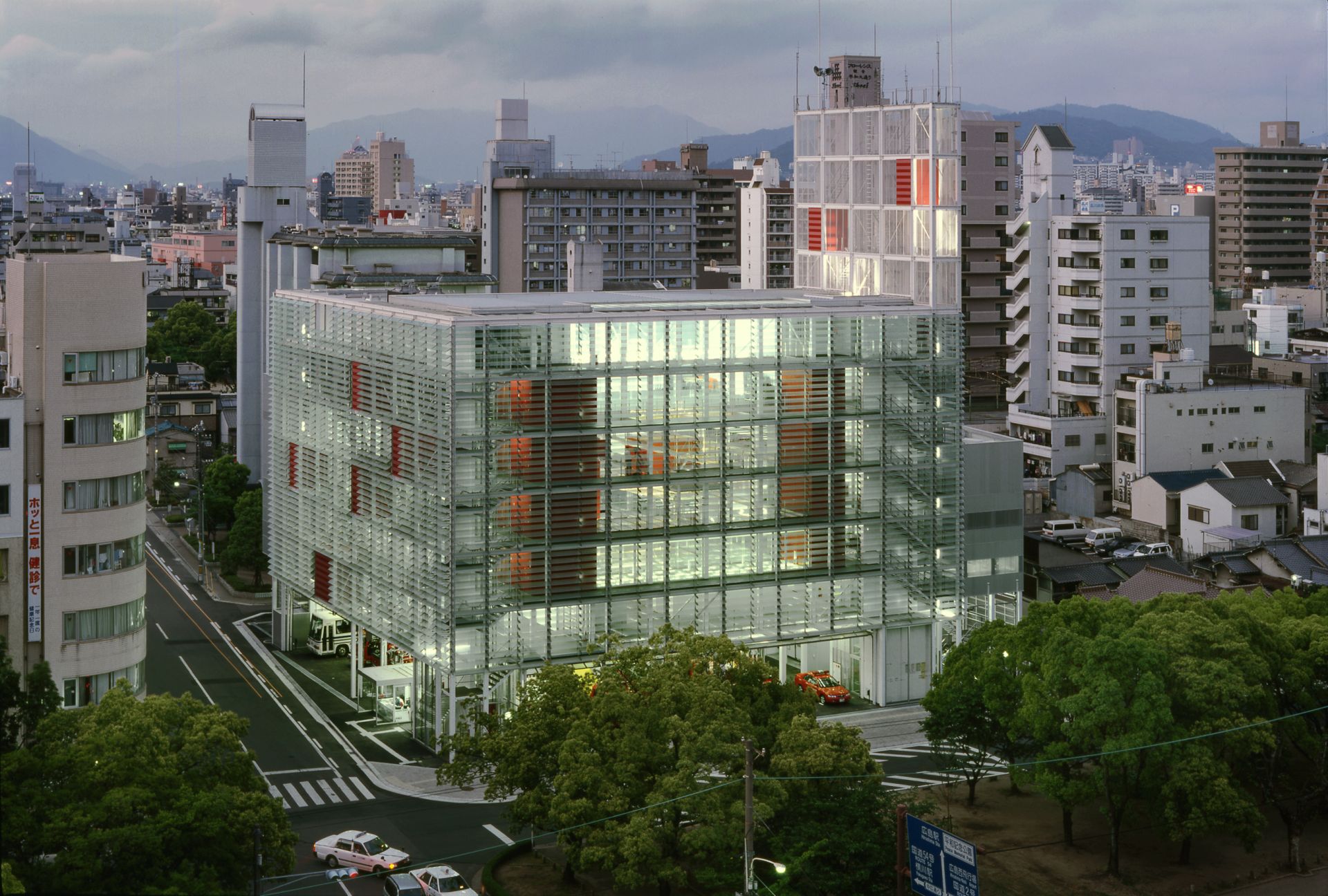 Požiarna stanica Hirošima Nishi je vďaka sklenenej fasáde a vnútorným skleneným priečkam priehľadná.
