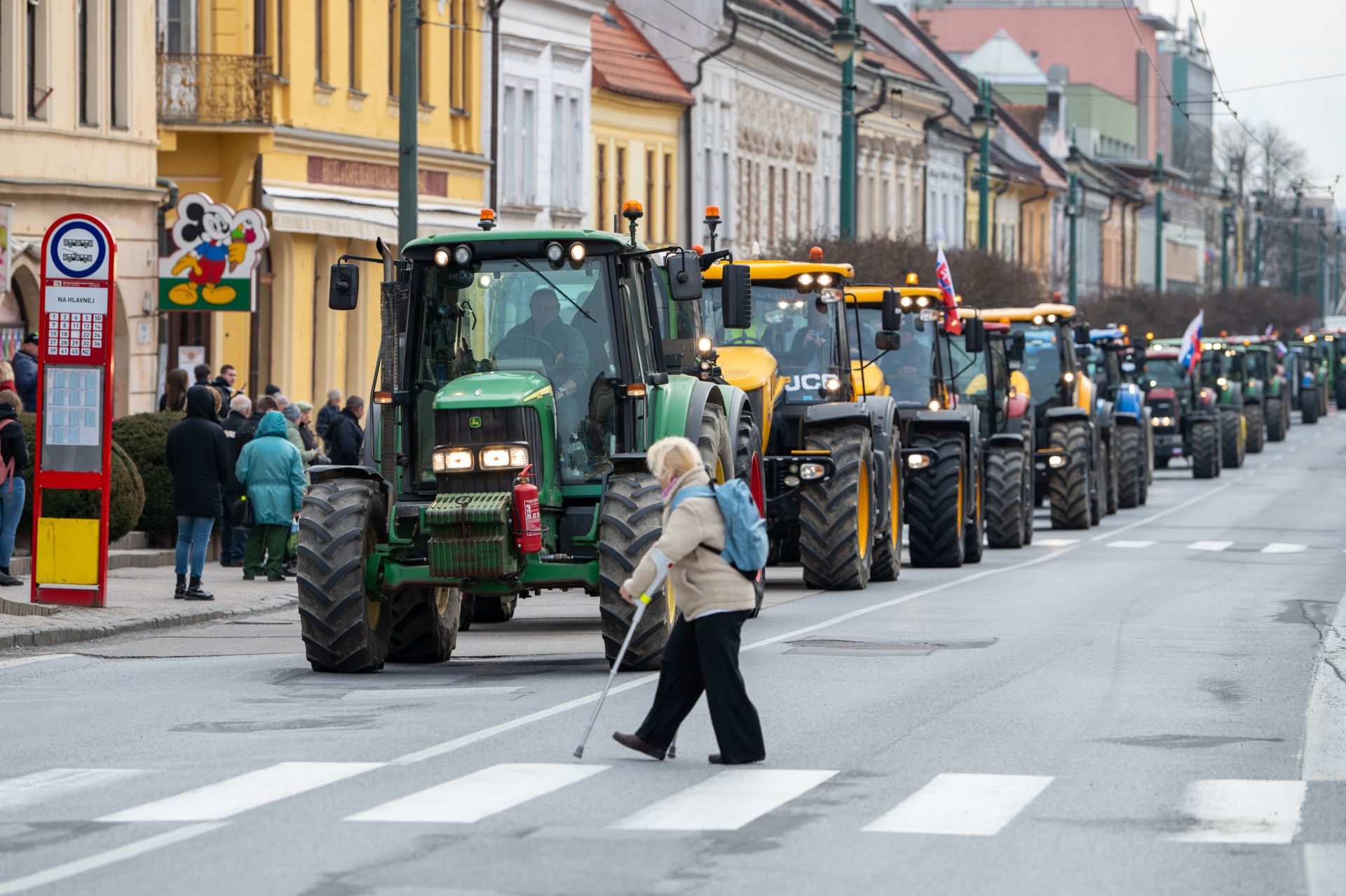 Kolóna poľnohospodárskej techniky v uliciach Prešova počas celoslovenského protestu farmárov.