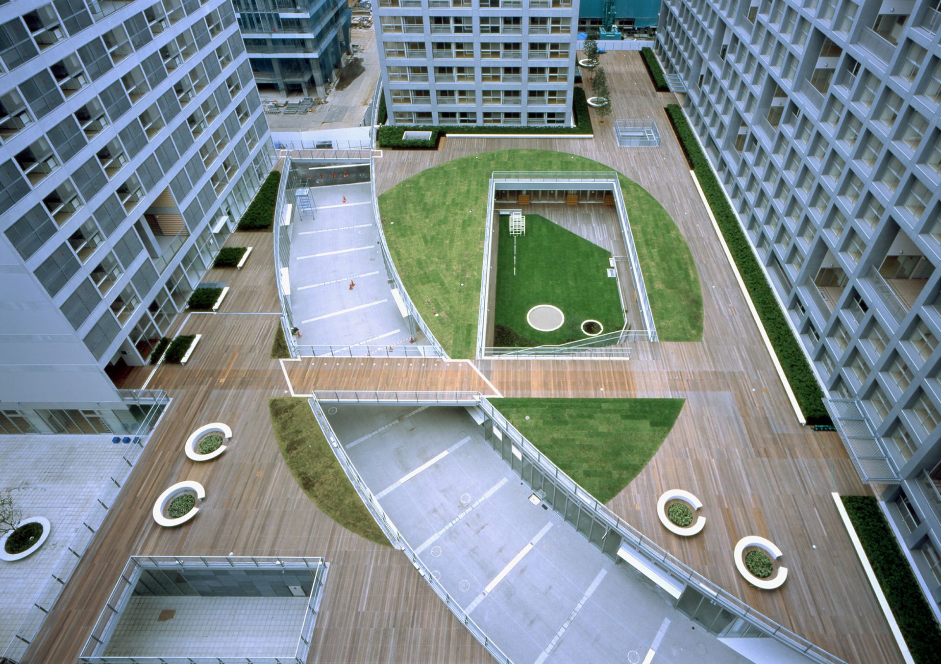 Bytový projekt Shinonome Canal Court CODAN z roku 2003 charakterizuje spoločná terasa. 