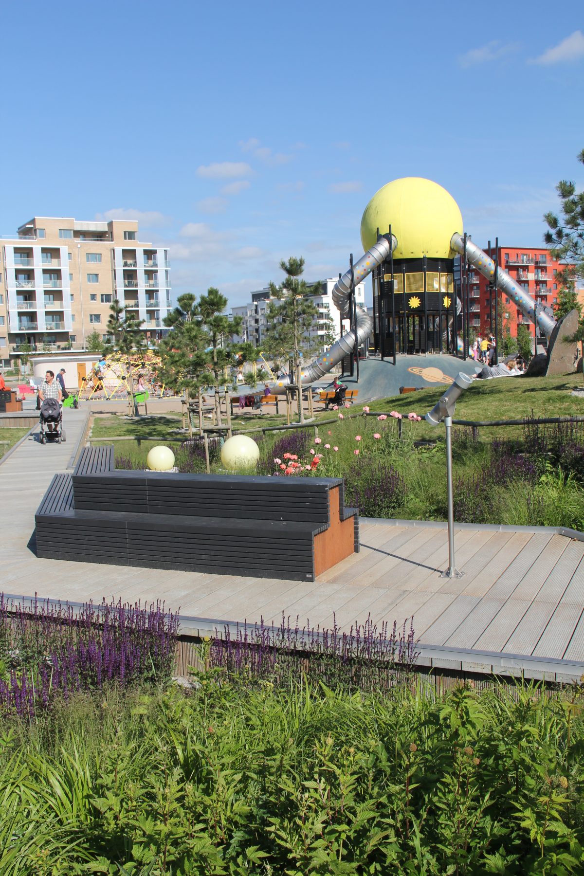 Park je pretkaný vegetáciou a interaktívnymi prvkami najmä pre deti.