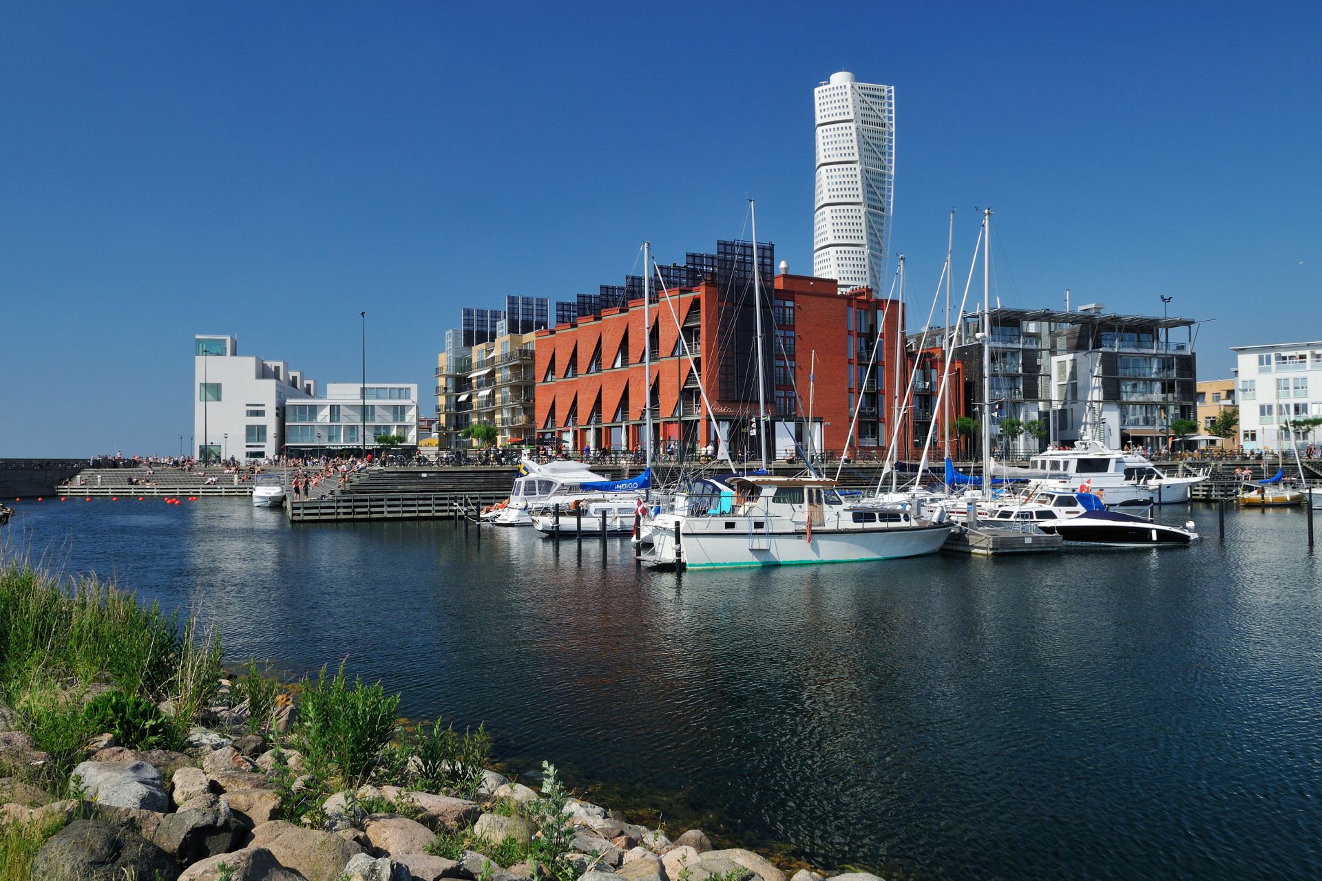 Štvrti dominuje slávna budova Turning Torso od španielskeho architekta Sanitaga Calatravu.