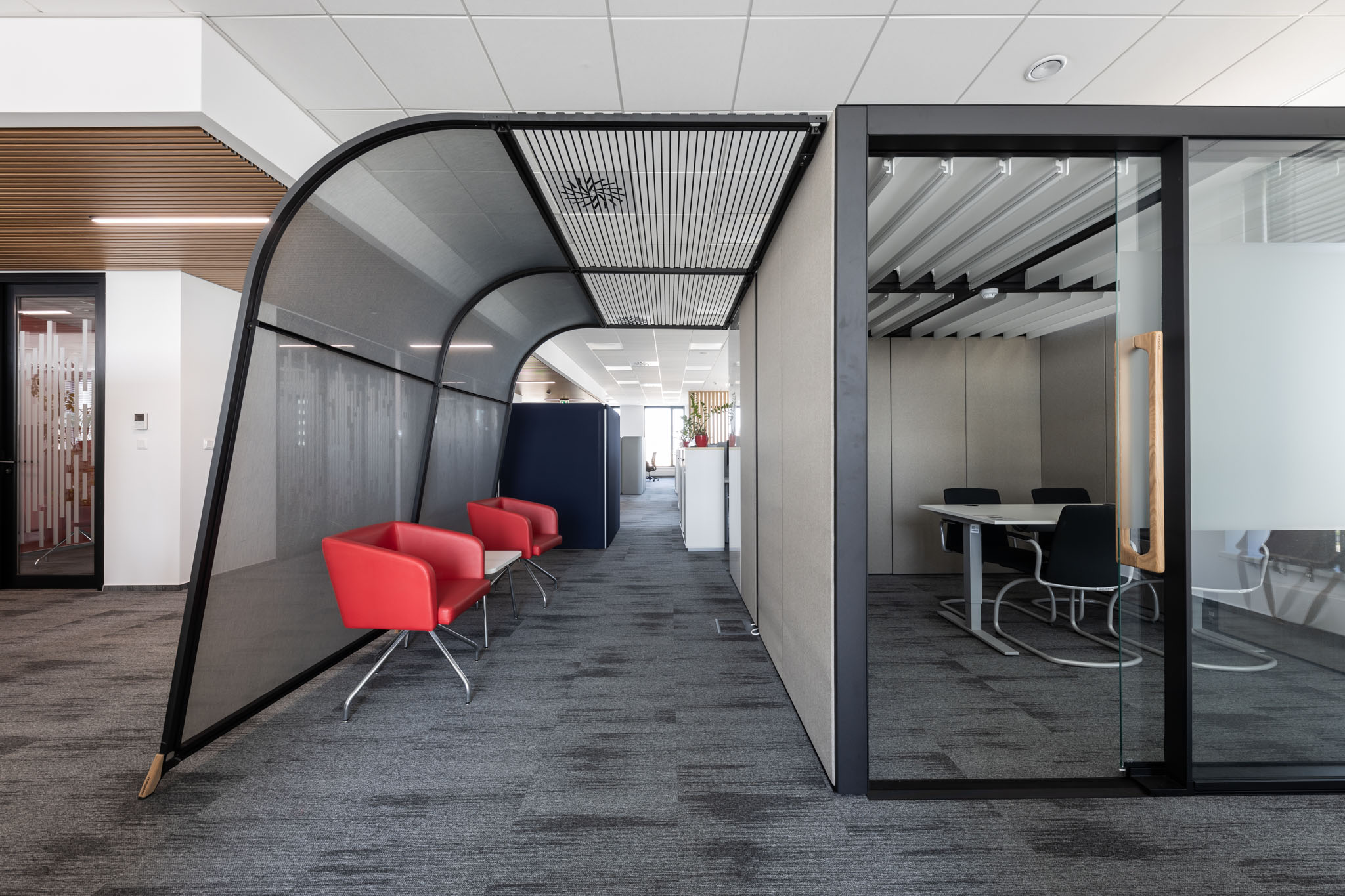 Kancelárie sú navrhnuté architektonickou kanceláriou Tétris, ktorá zvolila vo viacerých častiach priestorov dizajnové prvky