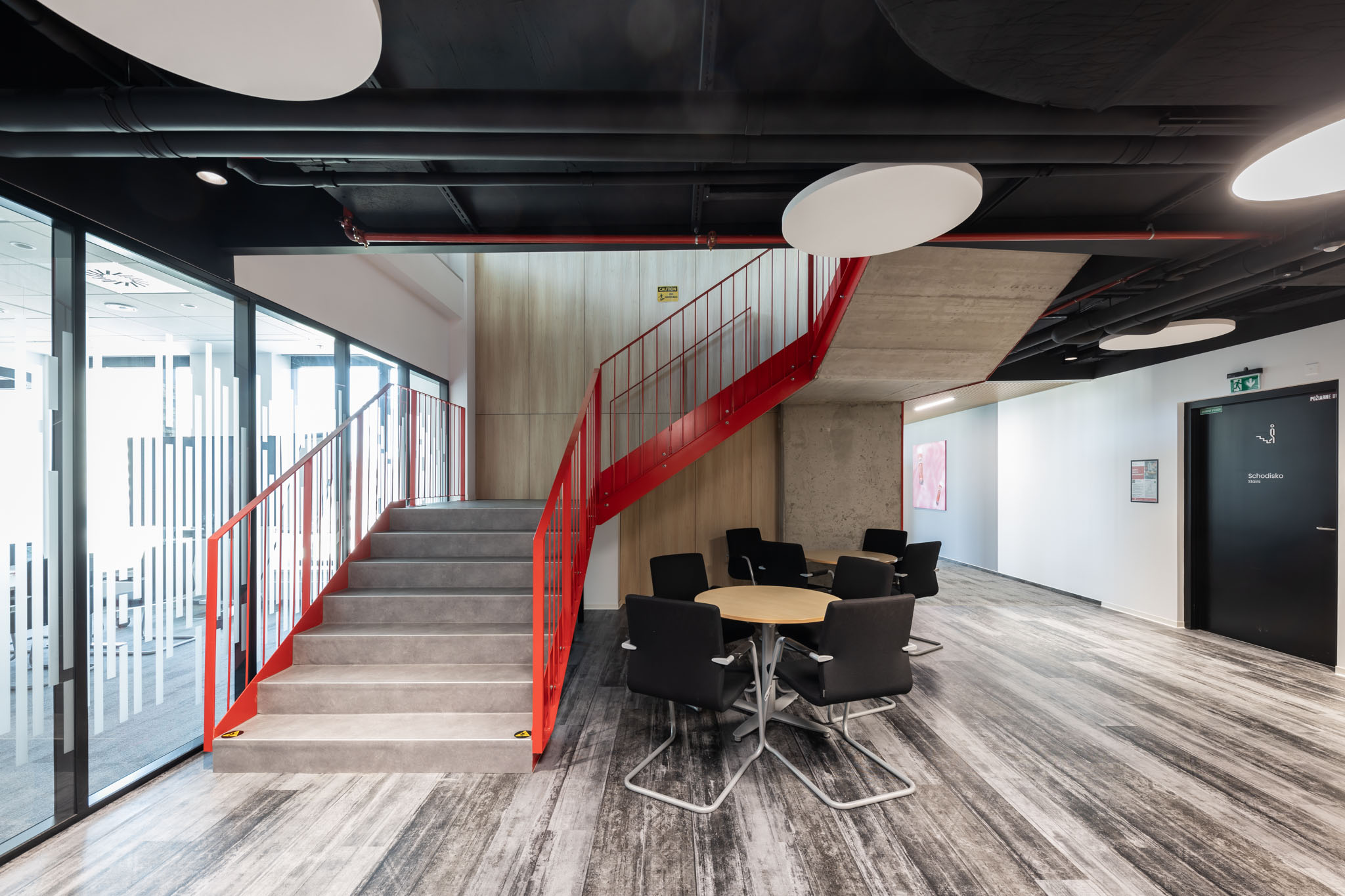 Červená farba schodiska s dizajnovými svietidlami vytvárajú čistý priestor bez rušivých elementov