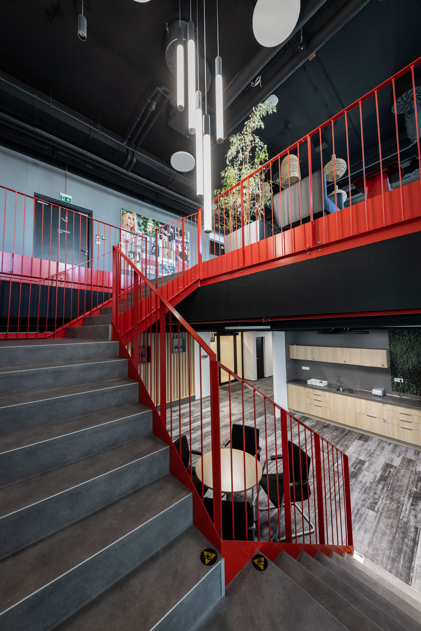 Červená farba schodiska s dizajnovými svietidlami vytvárajú čistý priestor bez rušivých elementov