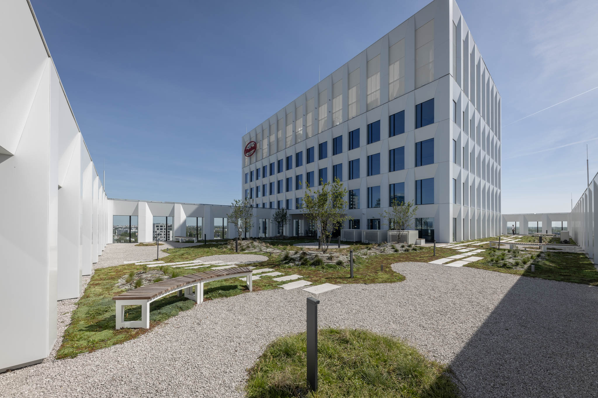 Rozľahlá terasa firmy Henkel Slovensko s vysokou úrovňou krajinnej architektúry