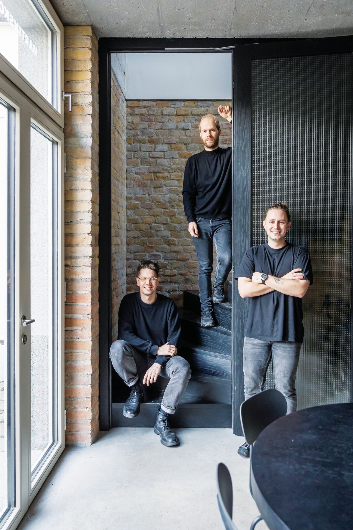 Hlavný tím architektonického ateliéru GRAU tvoria jeho spoluzakladatelia Andrej Olah a Filip Marčák (zľava) a Matej Kurajda (vpravo)