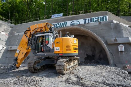 Na snímke vŕtací stroj po slávnostnom razení tunela Okruhliak, ktorý je súčasťou stavby R4 Prešov - severný obchvat.