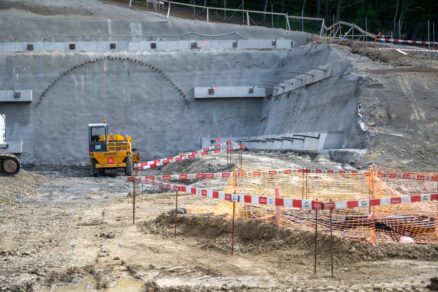 a snímke druhá, ešte neprerazená diera tunela Okruhliak počas slávnostného razenia tunela Okruhliak, ktorý je súčasťou stavby R4 Prešov - severný obchvat.