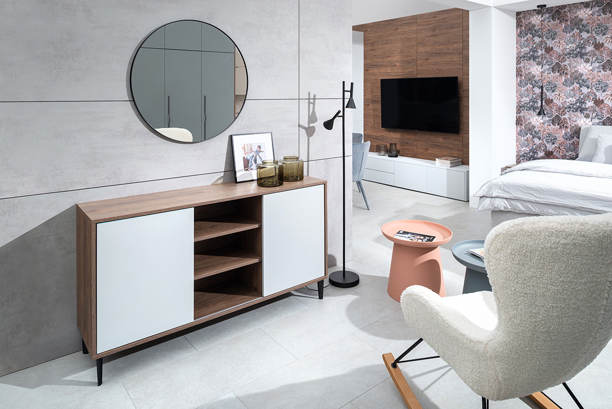 Variabilita konceptu FAMILY. Do spálne si klienti vybrali komodu s posuvnými dverami silver lake nano v kombinácii s drevinou dark rockford hickory.