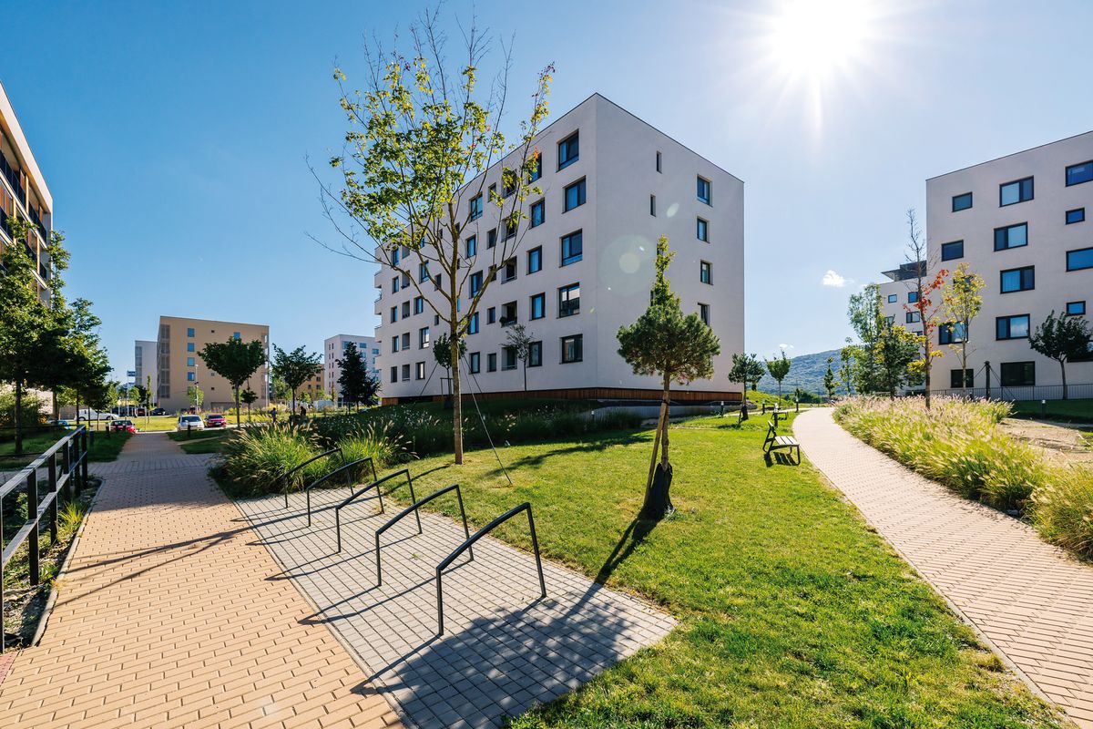 Výstavba prvých obytných domov pre štvrť Bory na západe Bratislavy sa začala v roku 2017. Architekt: Vallo Sadovsky Architects (dnes Sadovsky Architects).