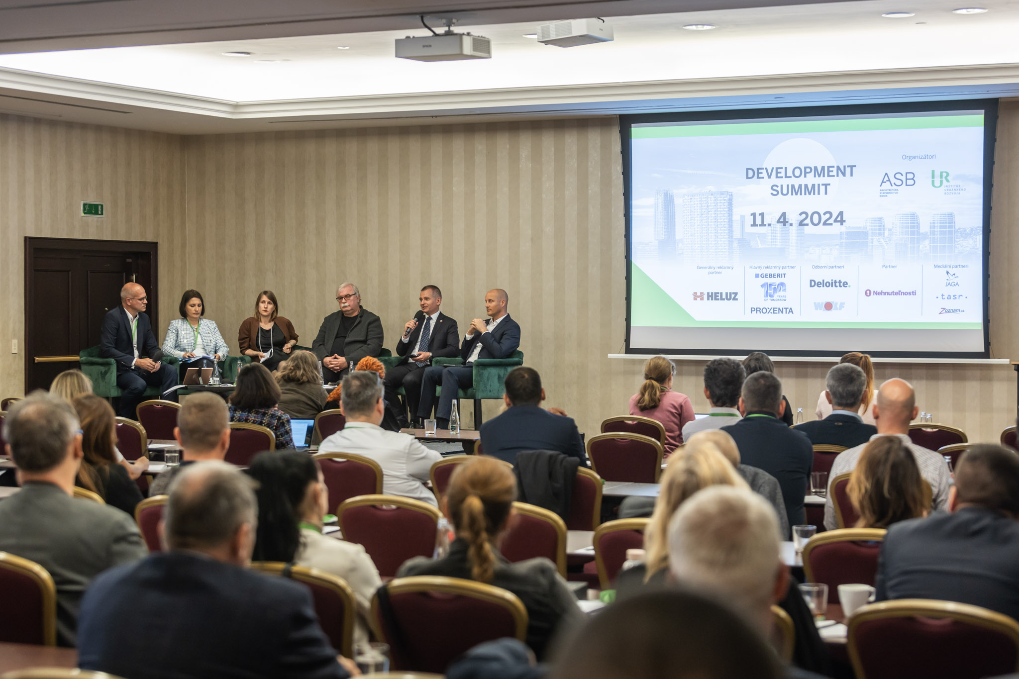 Prvý panel konferencie Development summit 2024. Zľava: Juraj Suchánek, IUR a moderátor konferencie, Ladislava Cengelová, MD SR, Milota Sidorová Úrad pre územné plánovanie a výstavbu, hlavný architekt mesta Bratislava Juraj Šujan, Martin Chren, starosta bratislavskej mestskej časti Ružinov, Jakub Gossányi, Immocap