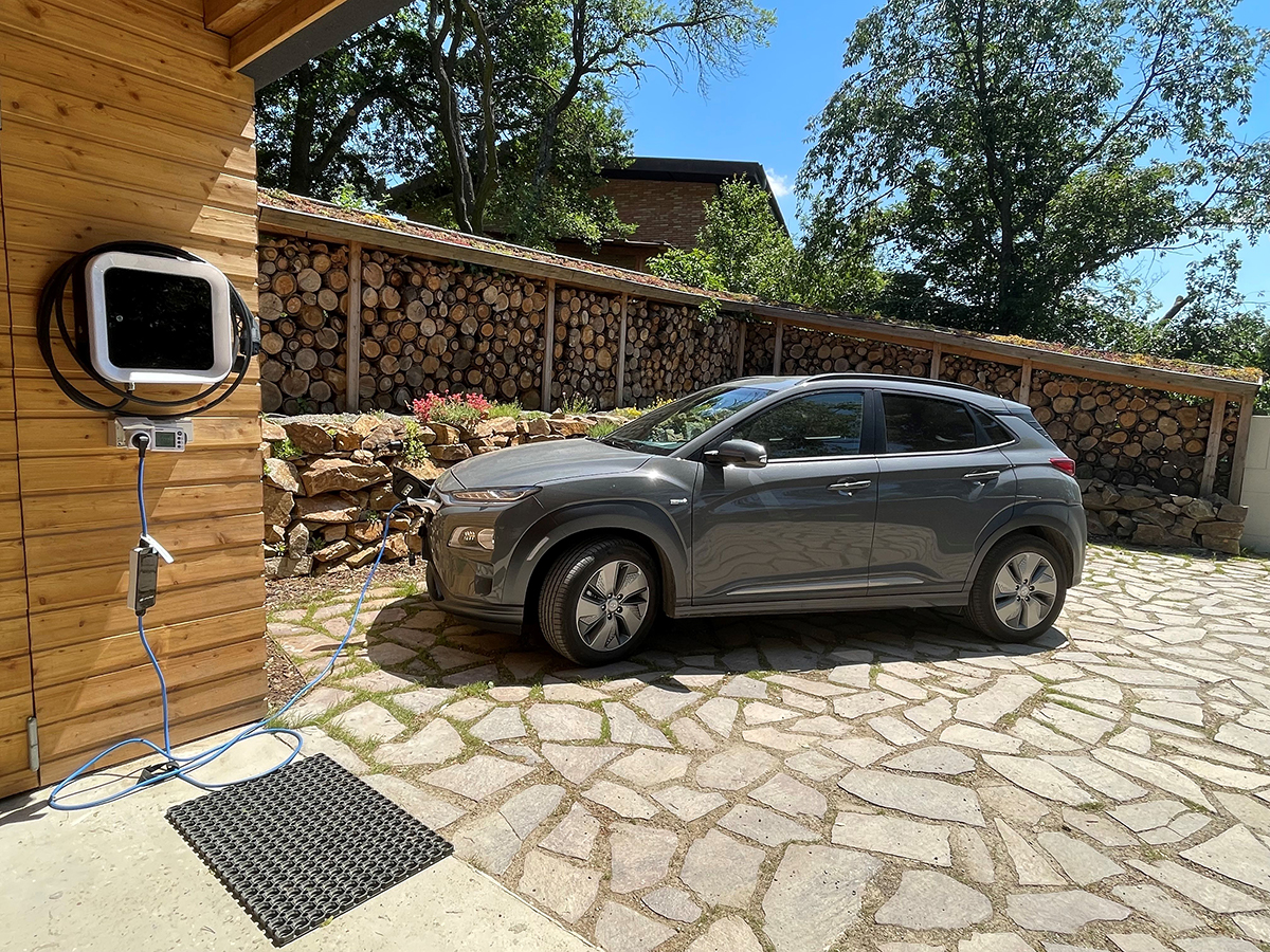 Majiteľ domu jazdí elektromobilom Hyundai Kona a doma ročne odoberie na jeho nabíjanie cca 6 MWh