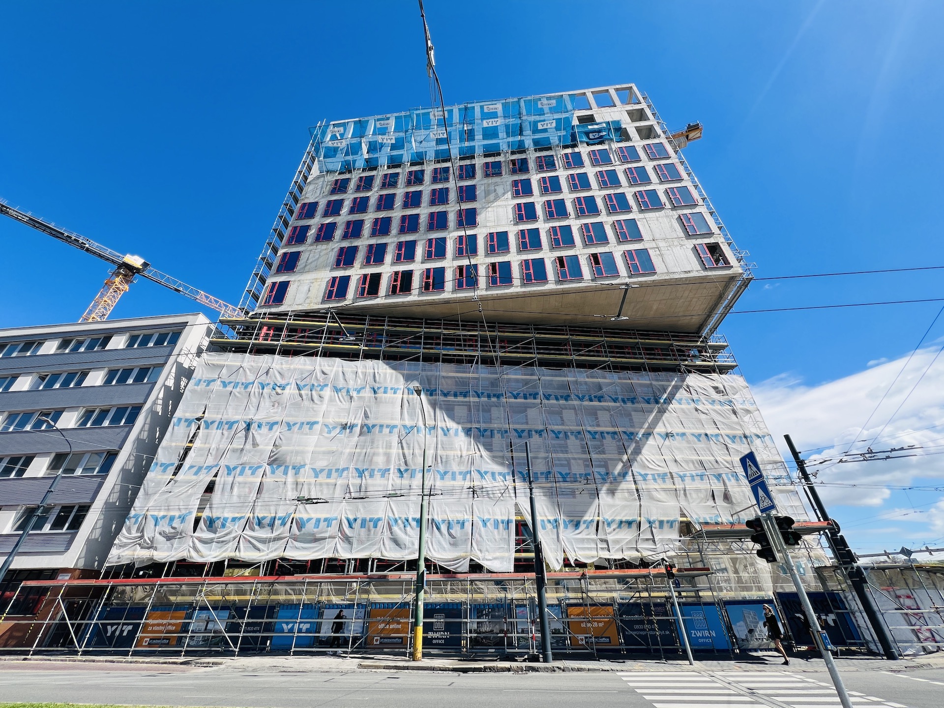 Výstavba Zwirn Office - apríl 2024. Pohľad zo Svätoplúkovej ulice
