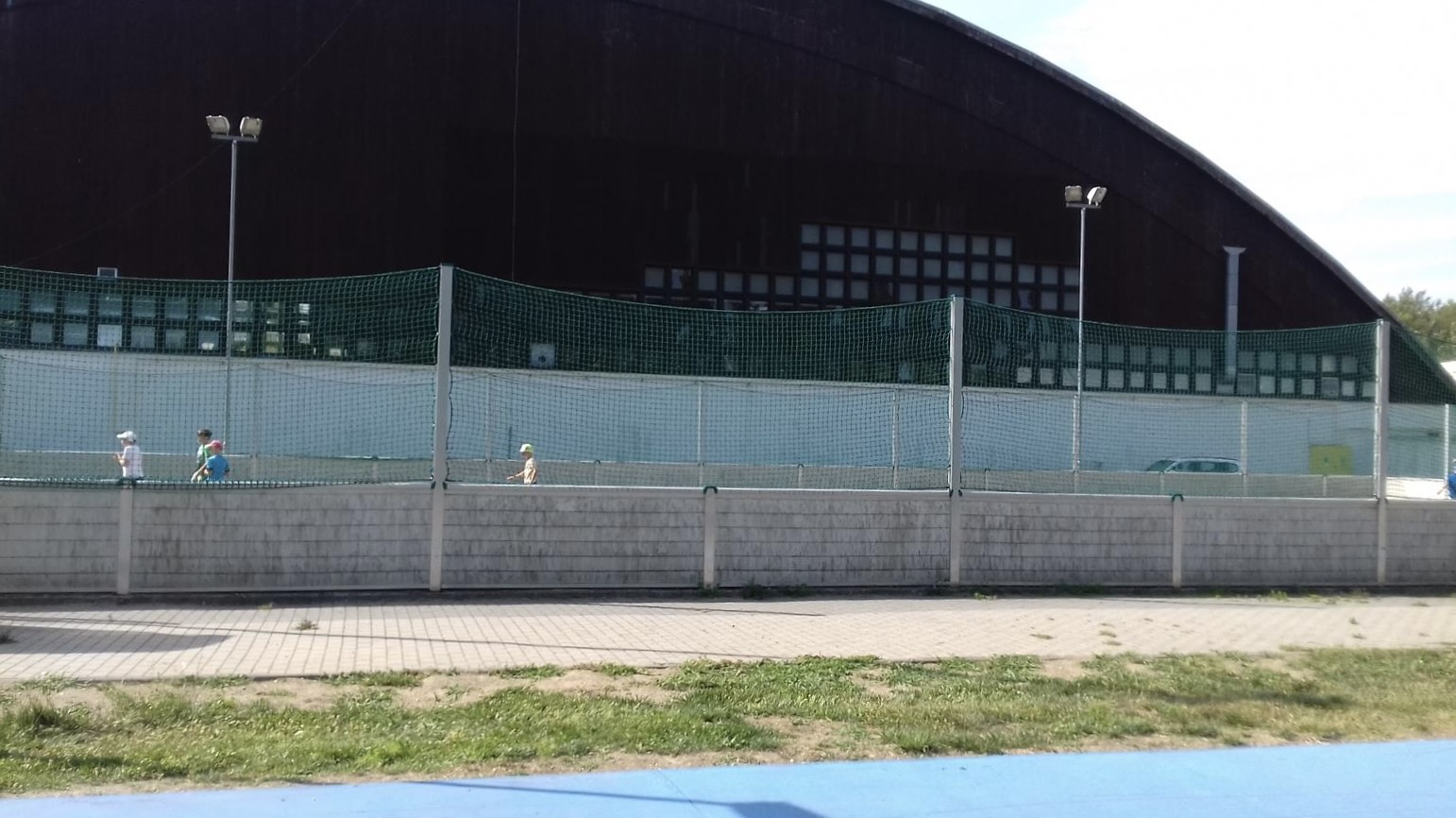 Vonkajšie priestory športového areálu na Harmincovej