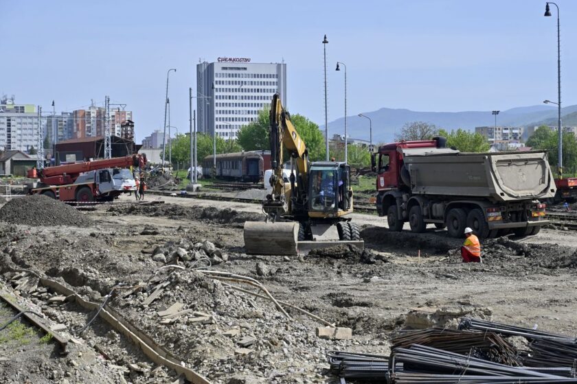 Na snímke stavba rekonštrukcie železničnej stanice v Humennom počas kontrolného dňa ministerstva dopravy SR na stavbe: elektrifikácia a rekonštrukcia trate z Humenného do Bánoviec nad Ondavou.