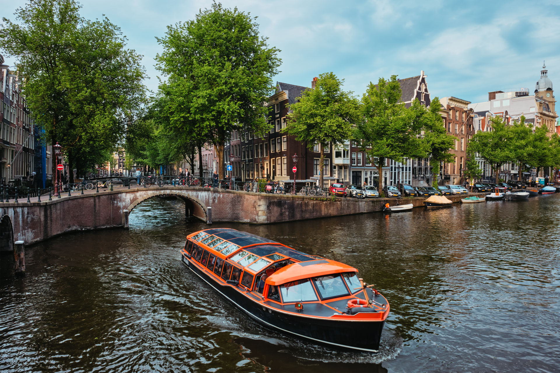 Amsterdam plánuje rázne znížiť počet riečnych výletných lodí a bojovať tak so znečistením vzduchu. 
