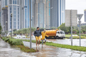 Dubaj je pod vodou. Najsilnejšie dažde za 75 rokov ochromili aj letisko