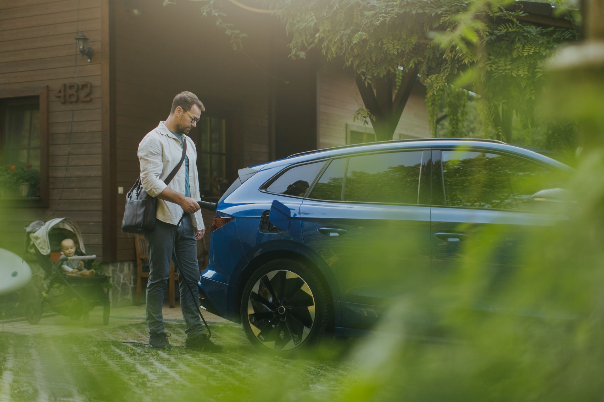 Elektromobily sú v priemere o 400 kg ťažšie kvôli objemným batériám, čo spôsobuje väčšie opotrebenie pneumatík.