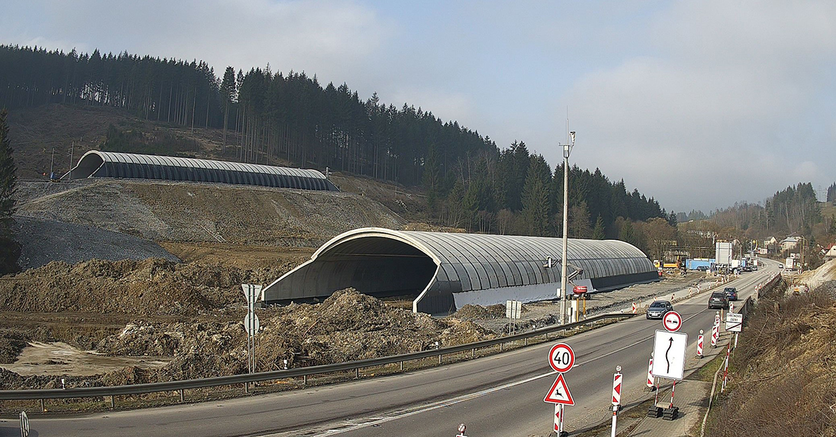 Obr. 3 Zrealizované klenby ekoduktu; vzadu na časti B v rámci SO 08-33-13 Nadchod pre zver v nžkm 282,963 nad železničnou traťou č. 127 Žilina – Čadca – Svrčinovec zastávka – Mosty u Jablunkova (CZ), vpredu na časti A nad Šľahorovým potokom SO 202-00