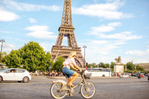 Zelený radar: Paríž ako mesto cyklistov, ničenie vzácnych lesov kvôli nábytku aj nelegálny prelet nad národným parkom