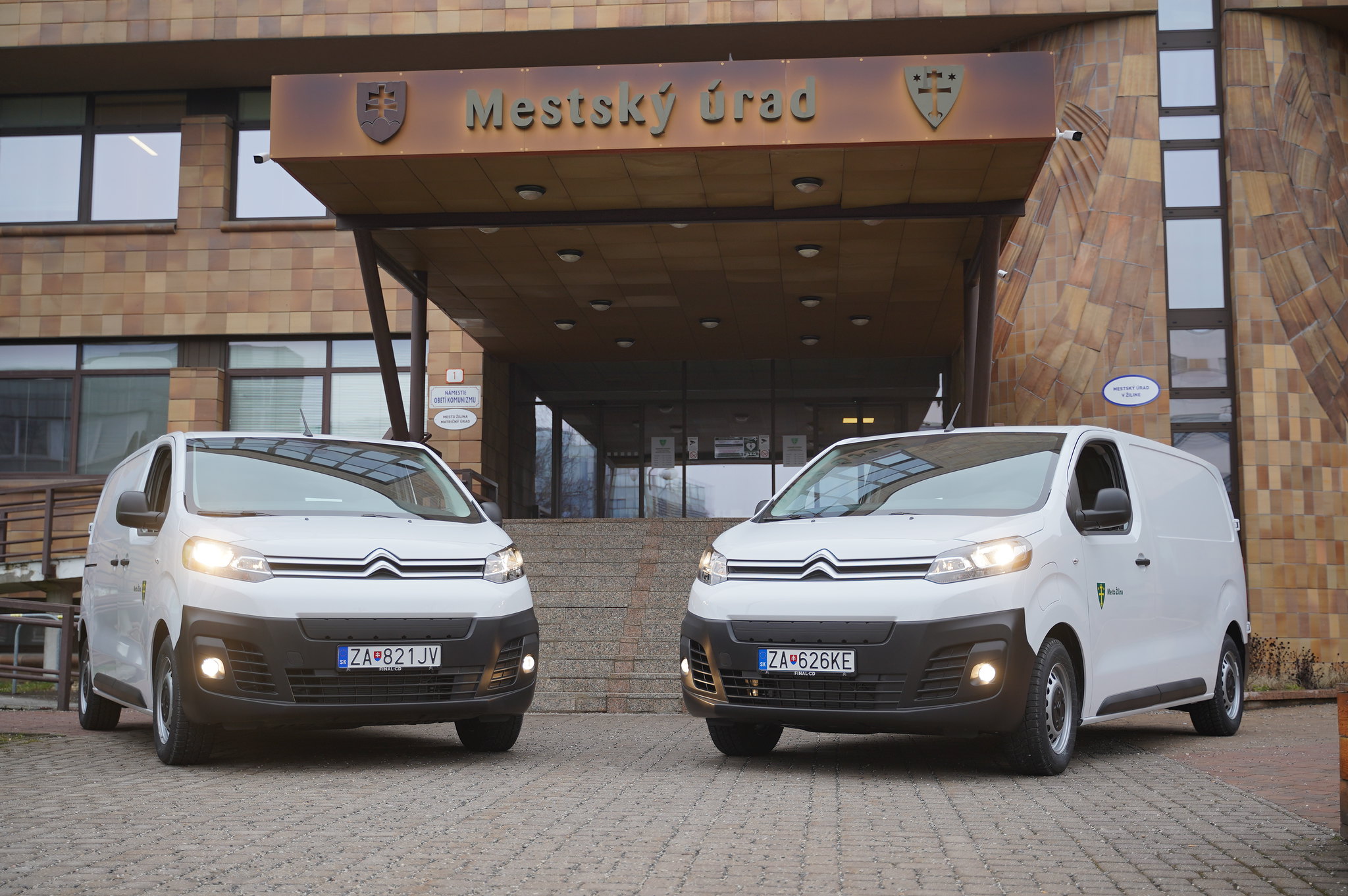 Ďalšou projektovou aktivitou bol nákup dvoch elektromobilov na rozvoz stravy pre seniorov. 