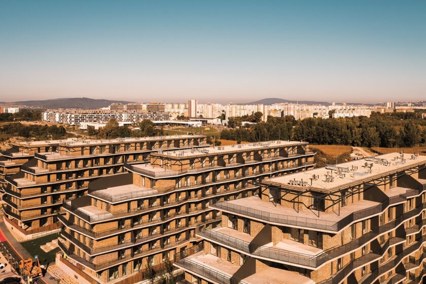 Obytný súbor Slnečnice sa rozrastá v bratislavskej Petržalke už od roku 2011. Po dokončení všetkých etáp bude mať viac ako 4-tisíc bytov. Za architektúrou projektu stojí ateliér Compass Architekti.