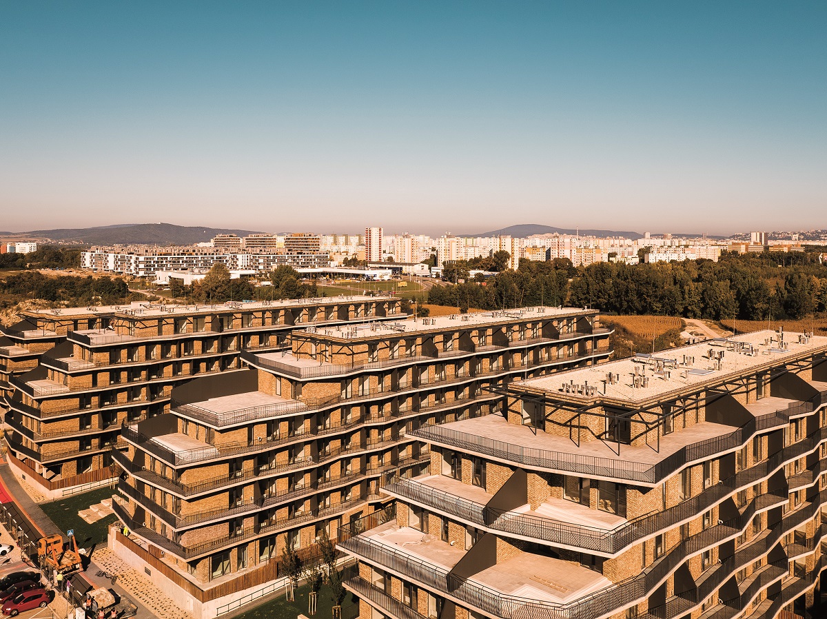 Obytný súbor Slnečnice sa rozrastá v bratislavskej Petržalke už od roku 2011. Po dokončení všetkých etáp bude mať viac ako 4-tisíc bytov. Za architektúrou projektu stojí ateliér Compass Architekti. 