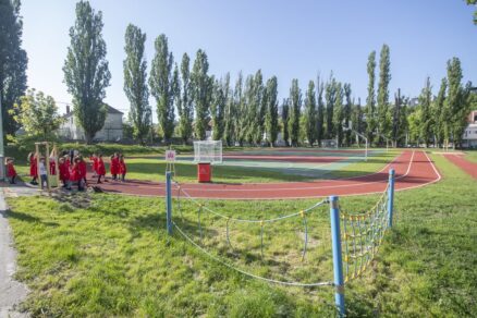 končenie rekonštrukcie športového areálu a nadstavby školy ZŠ s MŠ Dubová.