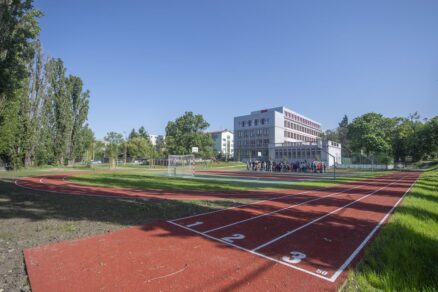 Na snímke zrekonštruovaný športový areál a v pozadí dostavba piateho podlažia ZŠ a MŠ Dubová 1