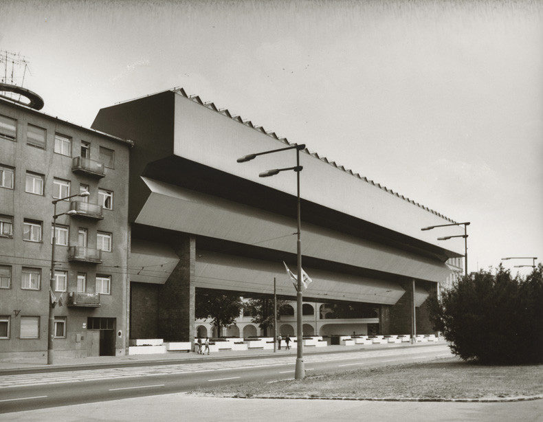 70. roky Rekonstrukcia a dostavba Slovenskej narodnej galerie v Bratislave. Pohlad na premostenie z chodnika FOTO webumenia.sk . e1669844158386